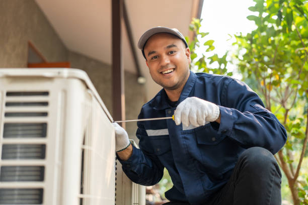 Gaz seviyesi ölçümü yapan servis uzmanı